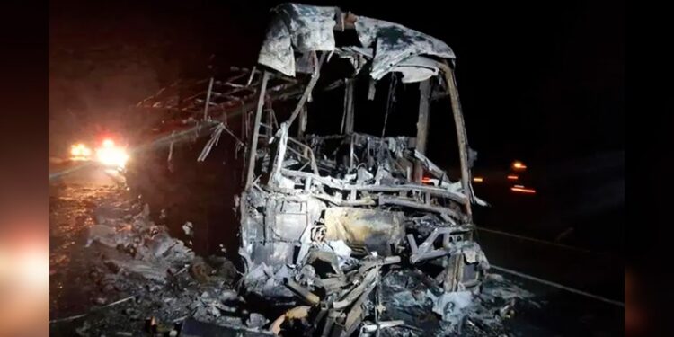 ¡Tragedia en NL! Se estrella autobús contra tractocamión; varios muertos