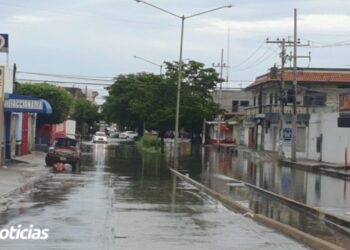 Lluvias dejaron encharcamientos en varios puntos de Mazatlán y deslaves en el Cerro de la Nevería y Flores Magón