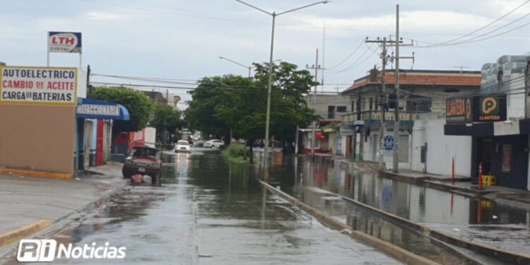 Lluvias dejaron encharcamientos en varios puntos de Mazatlán y deslaves en el Cerro de la Nevería y Flores Magón