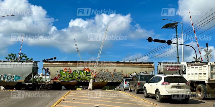 Plumas ferroviarias de la Av. Peche Rice, en Mazatlán, NO han sido instaladas por falta de material