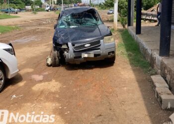 Aparatosa volcadura de camioneta en la Avenida Munich deja cuantiosos daños materiales