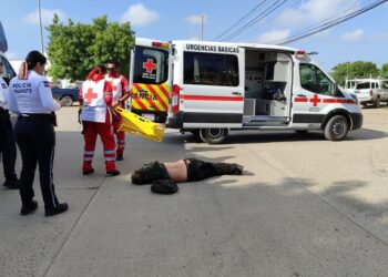 Automovilista abre su puerta, provoca la caída de un hombre que circula en bicicleta y este muere