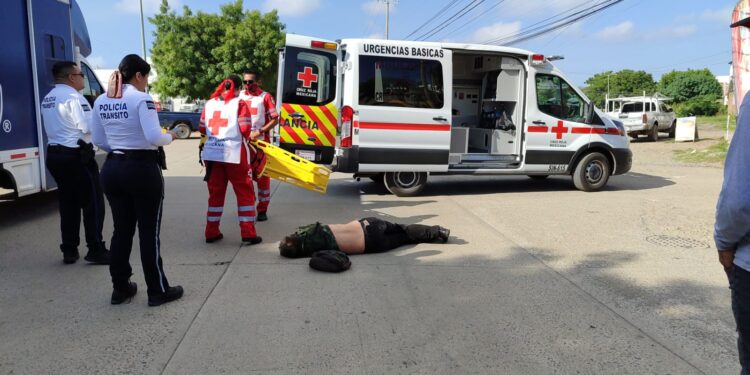 Automovilista abre su puerta, provoca la caída de un hombre que circula en bicicleta y este muere