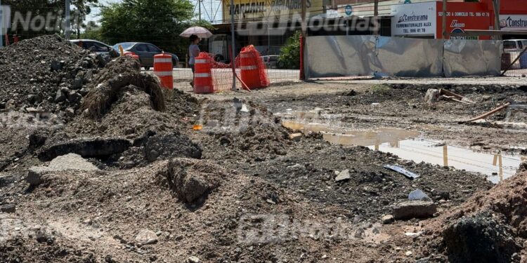 Automovilistas denuncian poca señalización por construcción del paso superior de la Colosio