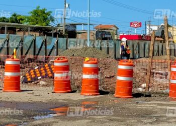 Automovilistas denuncian poca señalización por construcción del paso superior de la Colosio