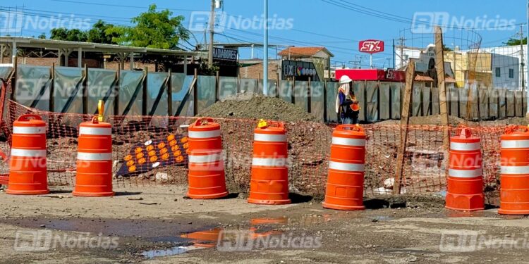 Automovilistas denuncian poca señalización por construcción del paso superior de la Colosio