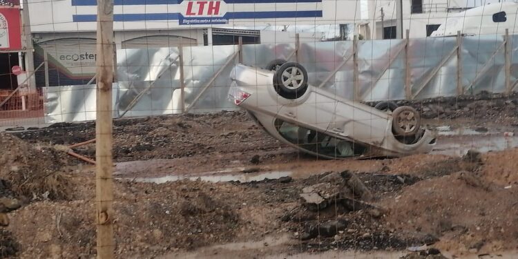 Vehículo termina volcado en Libramiento Colosio