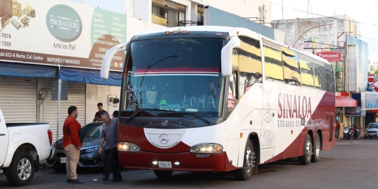 Camiones oficiales de gobierno ofrecen servicio a culiacaneses que se quedan en el Centro de Culiacán
