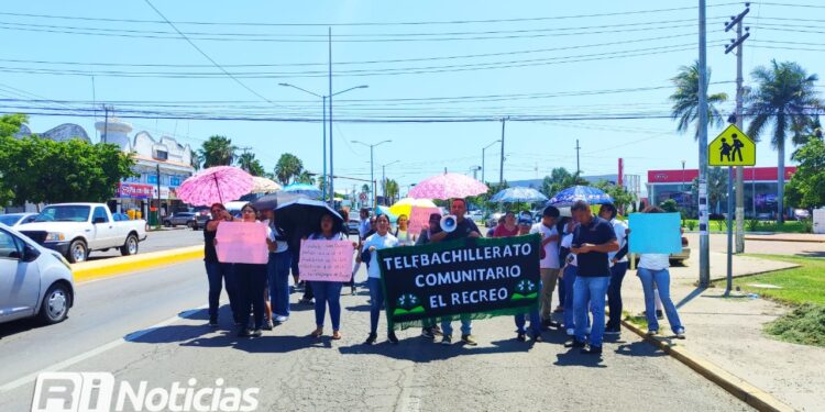 Maestros rurales acusan a Juan Carlos Patrón por deuda a la CFE en telesecundaria de El Recreo