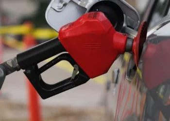 El precio de la gasolina magna en México volvió a aumentar en agosto por encima de la inflación e hila ocho meses al alza