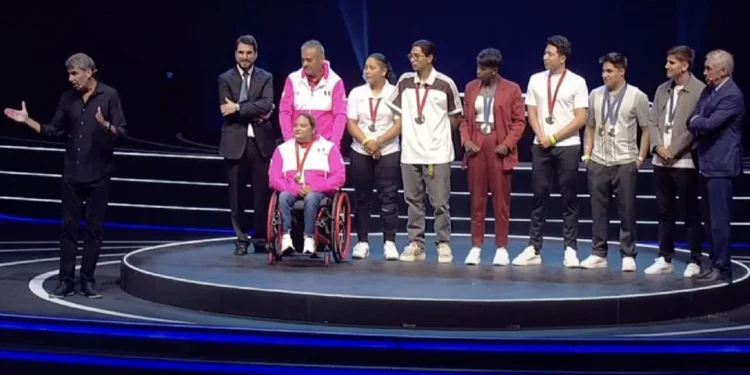Fundación Telmex rinde homenaje a medallistas olímpicos y paralímpicos en París 2024, quienes reciben lección de liderazgo de Carlo Ancelotti