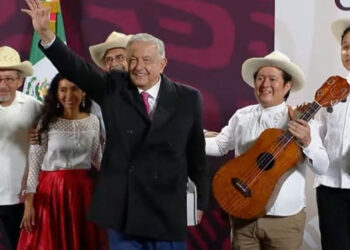 AMLO come con Petro, Lula, Boric y Díaz Canell en Palacio Nacional