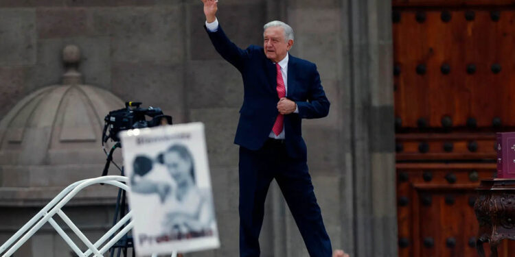 López Obrador afirma que México vive “una auténtica democracia” y “revirtió la decadencia”
