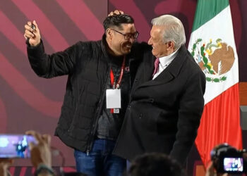 AMLO rifa un reloj entre reporteros que acudieron a la ‘mañanera’