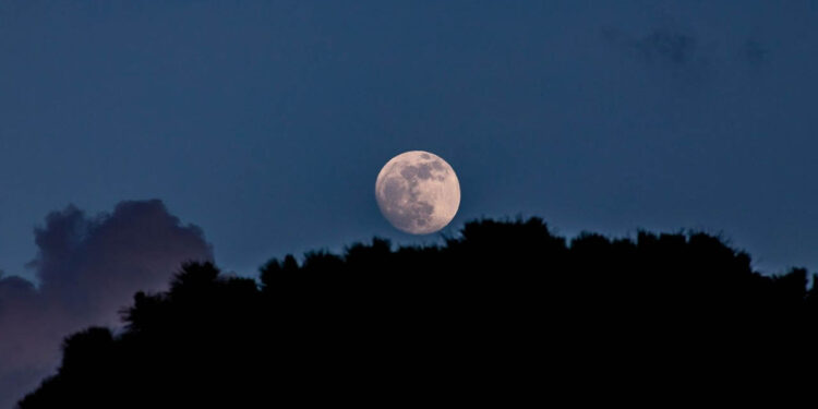 ¿Qué hay en el interior de la luna, según la ciencia?