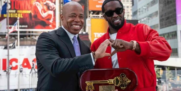 Alcalde de Nueva York le pidió al rapero Sean “Diddy” Combs que devolviera la llave de Nueva York por golpear a una cantante