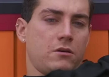 Agustín se desmorona al ver que su equipo se deshizo, cree que lo van a expulsar pronto y comienza a llorar