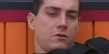 Agustín se desmorona al ver que su equipo se deshizo, cree que lo van a expulsar pronto y comienza a llorar