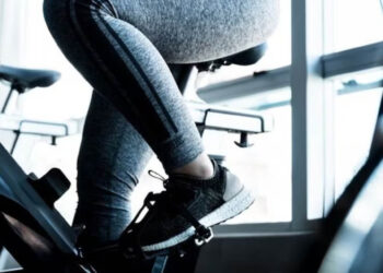 Bicicleta fija: ¿Cuántas veces a la semana debes subirte para ganar músculo?