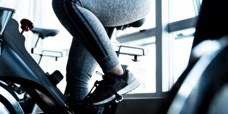 Bicicleta fija: ¿Cuántas veces a la semana debes subirte para ganar músculo?