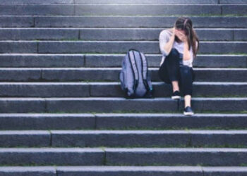 El bullying y la violencia física y sexual acosa a los estudiantes en las aulas
