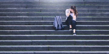 El bullying y la violencia física y sexual acosa a los estudiantes en las aulas