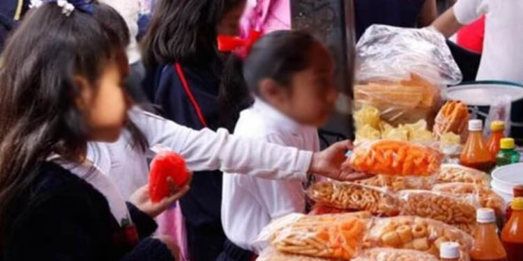 ¿Adiós a la comida chatarra en escuelas? Prohibirán venta de chilaquiles, quesadillas, tacos, postres caseros y otros alimentos