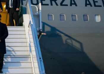 El presidente de Chile, Gabriel Boric, llega a México para la investidura de Sheinbaum