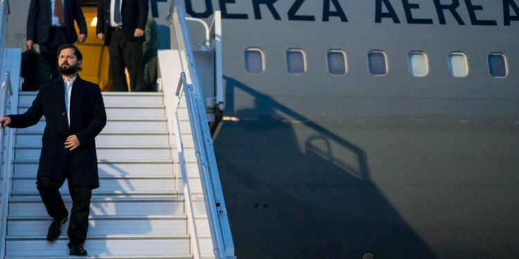 El presidente de Chile, Gabriel Boric, llega a México para la investidura de Sheinbaum