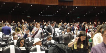 AMLO envía dos iniciativas al Congreso; plantea dar más financiamiento al Ejército y mayor control de armas