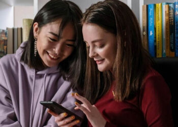 La Generación Z abandona TV, cines y Netflix, estudio revela que el 47% prefiere streaming en vivo y YouTube