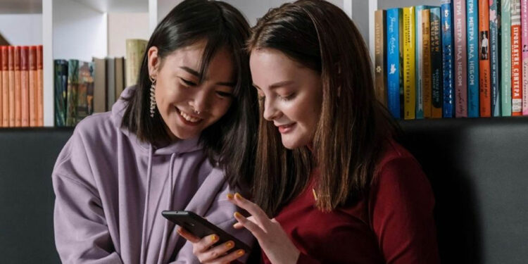 La Generación Z abandona TV, cines y Netflix, estudio revela que el 47% prefiere streaming en vivo y YouTube