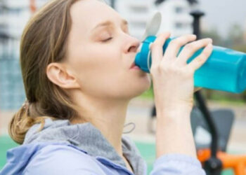 ¿Debes tomar suero para las altas temperaturas? Experta destruye mitos