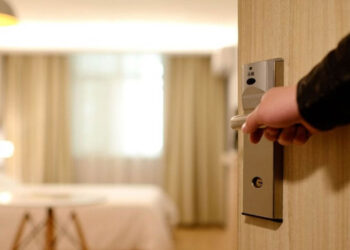 La llevó a un hotel y la acuchilló 30 veces, pero ella sobrevivió y él fue detenido