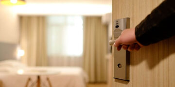 La llevó a un hotel y la acuchilló 30 veces, pero ella sobrevivió y él fue detenido