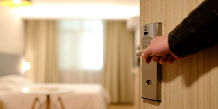 La llevó a un hotel y la acuchilló 30 veces, pero ella sobrevivió y él fue detenido