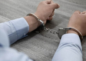 Adolescente asesina a toda su familia para quedarse con la herencia; fingía que era un sobreviviente