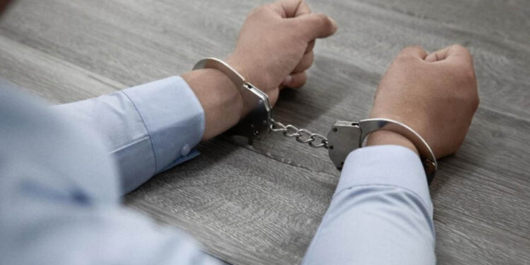 Adolescente asesina a toda su familia para quedarse con la herencia; fingía que era un sobreviviente