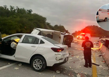 Camioneta cargada con quesos y machaca vuelca en el Libramiento Mazatlán
