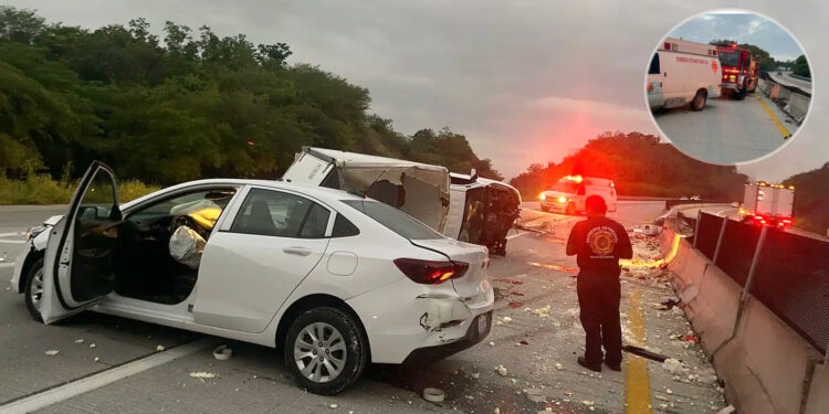 Camioneta cargada con quesos y machaca vuelca en el Libramiento Mazatlán