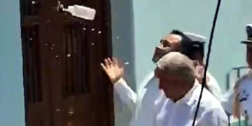 AMLO rechaza actuar contra quien le aventó una botella en Veracruz
