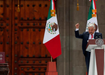 Reconoce López Obrador que queda “pendiente” el caso Ayotzinapa