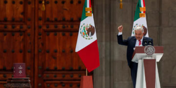 Reconoce López Obrador que queda “pendiente” el caso Ayotzinapa