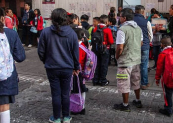 Padres de familia detienen y golpean a pederasta en escuela; prometía regalos y dulces a niños