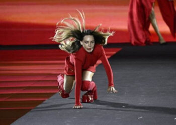 ¿Qué marca son y cuánto cuestan las botas de plataforma que ocasionaron la caída de Belinda?