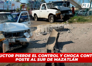 Conductor pierde el control y choca contra un poste al sur de Mazatlán