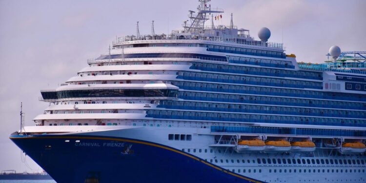 El crucero Carnival Firenze llega a Mazatlán con más de 4 mil pasajeros a bordo