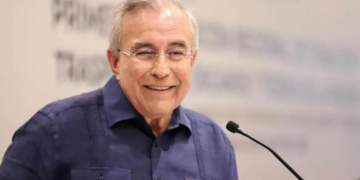 “¿Y el Rochaaa?”: pasajeros de vuelo comercial corean al gobernador la pregunta que toda Sinaloa se hace | VIDEO