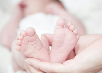 Mujer denuncia que dio a luz a una bebé, pero le entregaron un niño muerto en el hospital