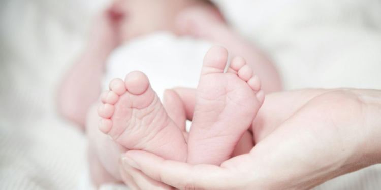 Mujer denuncia que dio a luz a una bebé, pero le entregaron un niño muerto en el hospital